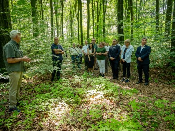 Uroczystość z okazji utworzenia 99 rezerwatu w wjewództwie łódzkim -rezerwatu przyrody 'Janinowski Starodrzew Bukowy im. Hieronima Andrzejewskiego
